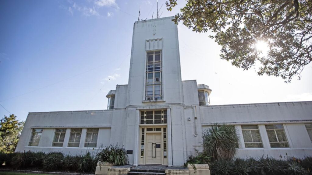 Auckland Council removed this landmark’s rubbish bin, locals say the trash is piling up